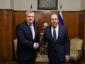 Игорь Бабушкин поздравил Сергея Лаврова с Днем дипломатического работника России Игорь Бабушкин поздравил Сергея Лаврова с Днем дипломатического работника России